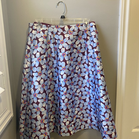 Satiny a - Picture 3 of 3